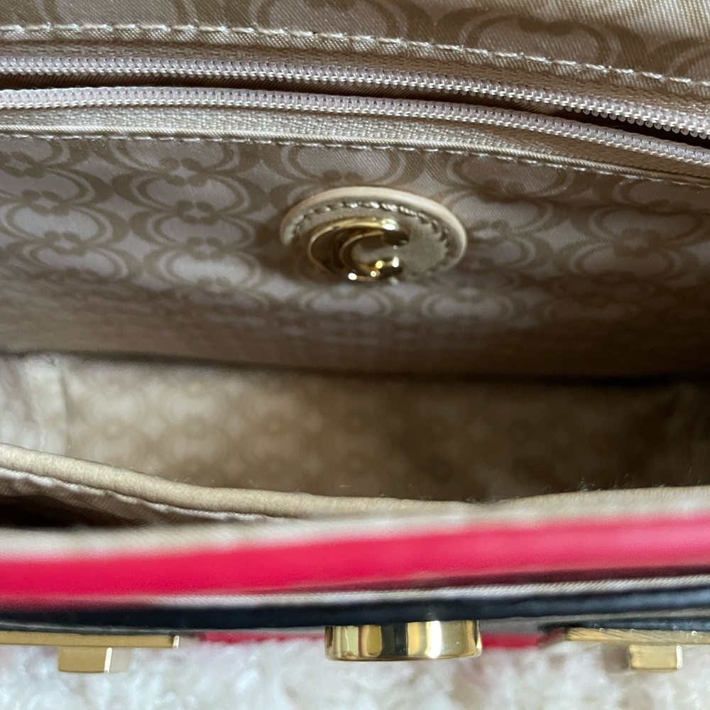 Red bag - Picture 6 of 13
